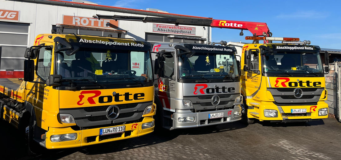 Glänzende Fahrzeuge bei strahlendem Sonnenschein