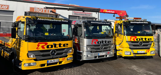 Glänzende Fahrzeuge bei strahlendem Sonnenschein